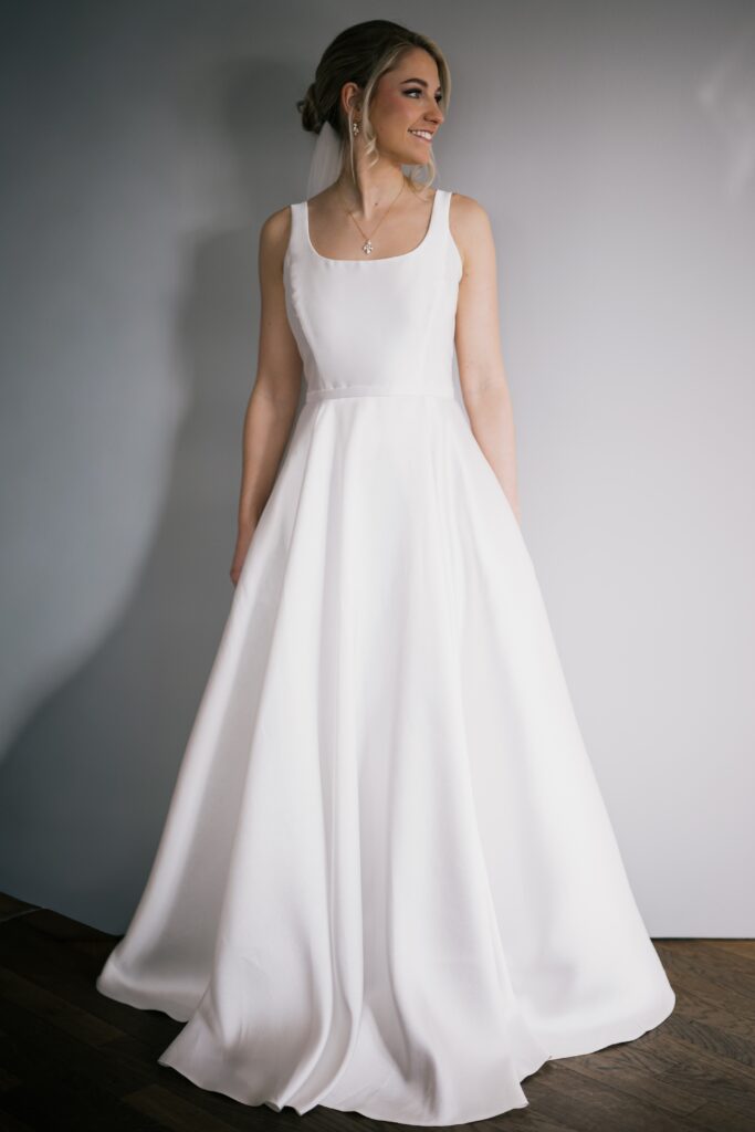 brautkleidaussatin_schlichtesbrautkleid_brautkleidmitträgern