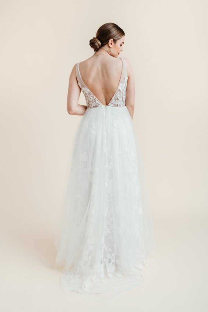 A-linie_BrautkleidmitBlumen_Brautkleidhamburg_brautmodehamburg